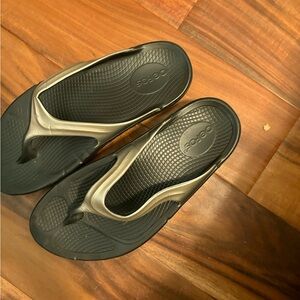 Oofos Black and Gray Sandals size w7